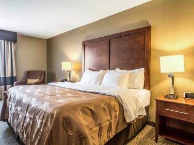 Hotel Quality & Near I-57 3*