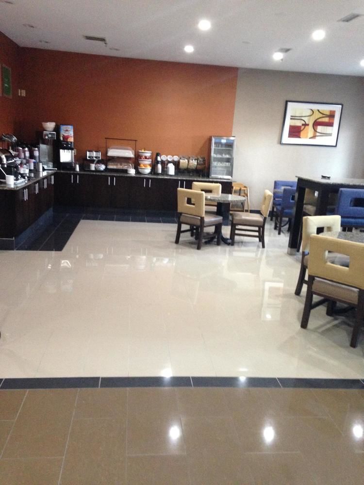 Hotel Quality & Near I-57 3*